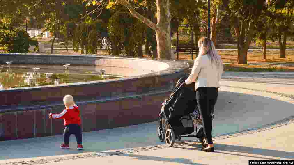 А самые маленькие пока прогуливаются на своих двоих