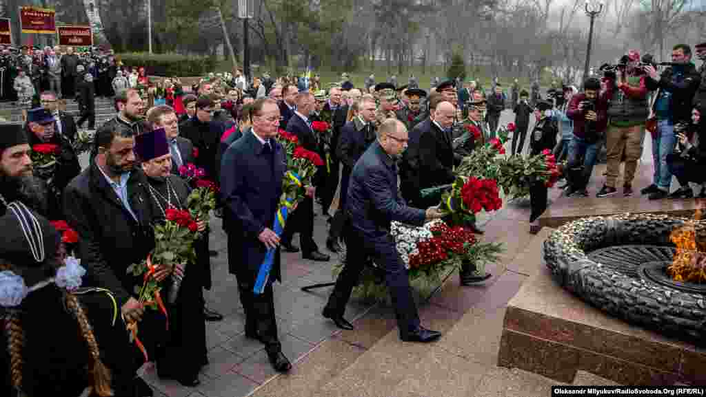 Официальная часть: представители областной и городской власти возлагают цветы к памятнику Неизвестному матросу