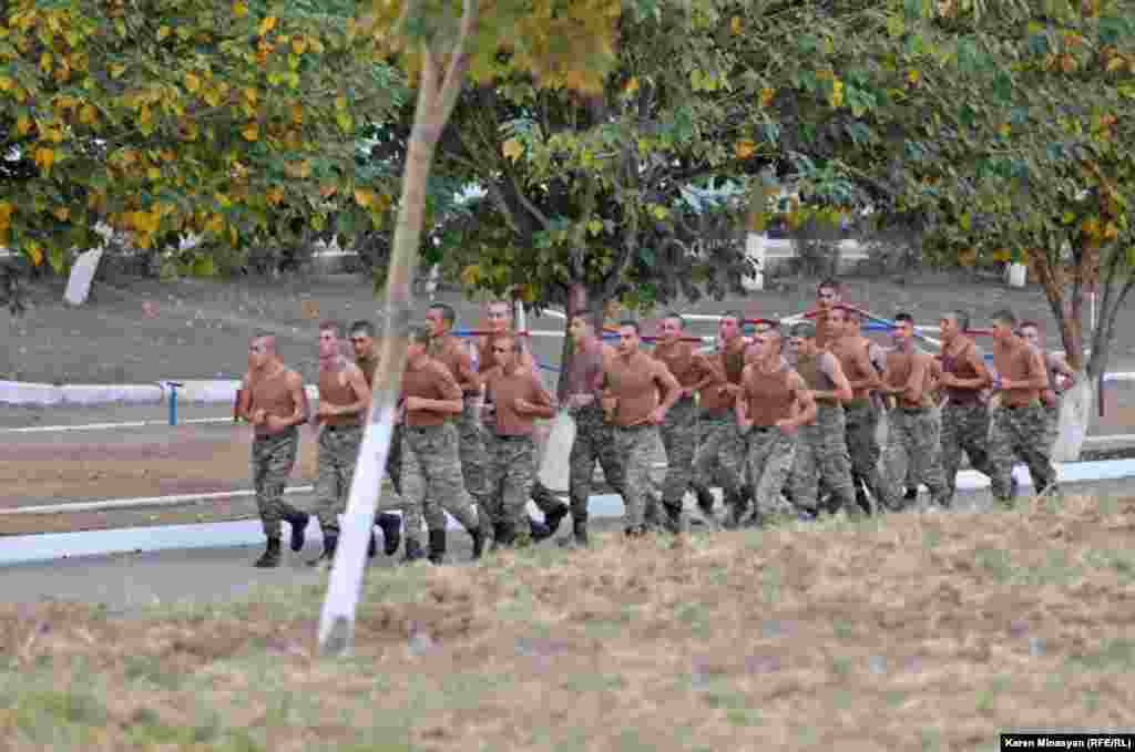 Qarabağda erməni əsgərlərin təlim d&uuml;şərgəsi. 28 oktyabr 2012