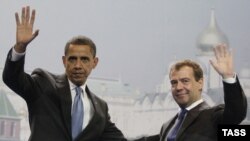 Barak Obama və Dmitri Medvedev Rusiya-ABŞ biznes forumunda, Moskva, 7 iyul 2009