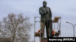 Реконструкция памятника Ленину в центре крымской столицы. Февраль 2015 года