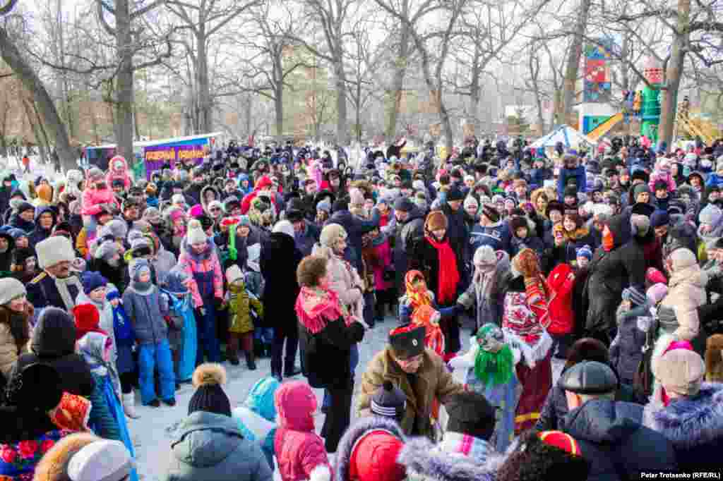 Языческие нюансы городской, не казачьей, Масленицы переплетались с нюансами политическими: нынешние народные гулянья были связаны с программой &laquo;Рухани жаңғыру&raquo; (&laquo;Модернизация общественного сознания&raquo;). - Отрадно, что мы собираемся всем миром, не делясь ни по национальному, ни по конфессиональному, ни по этническому признаку, - говорит журналист, член политсовета областной партийной организации &laquo;Нур Отан&raquo; Галина Манцева. - Всегда вместе проводим Масленицу, Наурыз мейрамы, татарский Сабантуй и украинскую Сорочинскую ярмарку. Это укрепляет наше единство, мир и согласие. Особенно это актуально в свете тех программных задач, которые поставил президент в своей статье &laquo;Болашаққа бағдар: рухани жаңғыру&raquo; (&laquo;Взгляд в будущее: модернизация общественного сознания&raquo;. -&nbsp;Азаттык), где также говорится об укреплении гражданской идентичности, стабильности в обществе, о том, что мы должны беречь и любить свою родину.