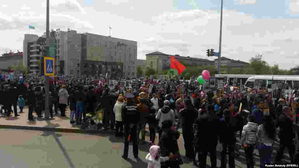 Люди собираются на шествие &laquo;Бессмертный полк&raquo; в Астане. 9 мая 2016 года.