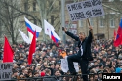 Пророссийские протестующие с флагами России во время митинга в центре Донецка, 1 марта 2014 года