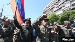 Группа людей в военной форме присоединилась к протестующим. Ереван, 23 апреля 2018 года