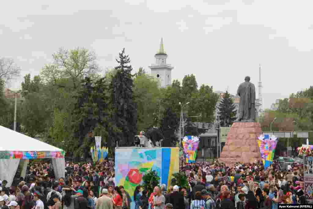 Несмотря на прохладную погоду, перед Дворцом республики собралось много людей. Алматы, 1 мая 2018 года.