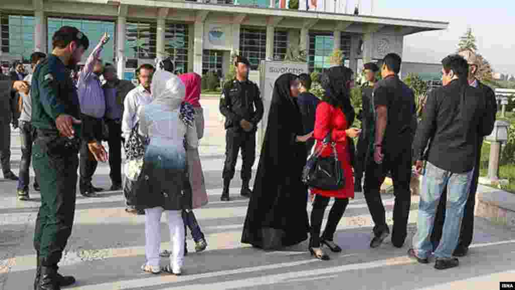 &quot;Nam&uuml;nasib&quot; geyidniyi &uuml;&ccedil;&uuml;n saxlanan Tehran sakinləri. 11 iyun 2012