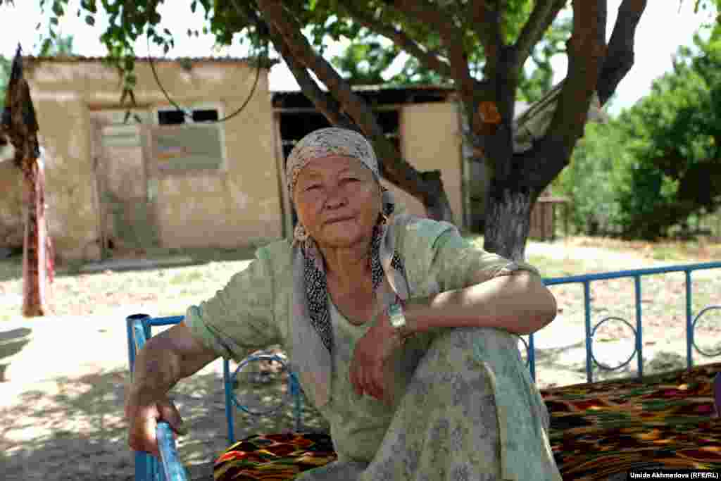 Зурия-апай родилась в этом селе и живет здесь всю свою жизнь. У нее была сестра-близнец, которая ушла из жизни в младенчестве. Родители назвали девочек при рождении Фатимой и Зухрой (Зуриёй), в соответствии с местными традициями. Традиции эти имеют религиозные корни: по исламу дочь пророка Мухаммеда Фатима носила эпитет &laquo;зухра&raquo;, что значит &laquo;подобная цветку&raquo;, поэтому исповедующие ислам часто называют девочек-близняшек именами Зухра и Фатима.