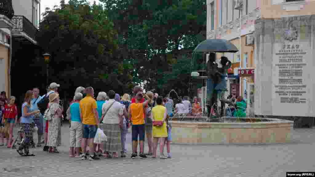 Туристы рассматривают городские достопримечательности