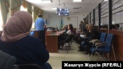 В суде по делу 26 обвиняемых по делу о предполагаемом хищении нефти в Актюбинской области. Актобе, 31 мая 2018 года.