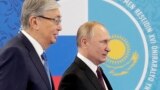 Президент России Владимир Путин и президент Казахстана Касым-Жомарт Токаев на встрече в Омске, 7 ноября 2019 года