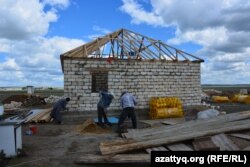 Ақтөбе қаласының іргесіндегі Қурайлы ауылында үй салып жатқан адамдар. 4 маусым 2017 жыл.