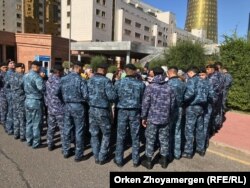 Баспана мәселесін талап еткен әйелдерді қоршаған арнайы жасақ өкілдері. Нұр-Сұлтан, 20 қыркүйек 2019 жыл.