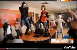 Кадр из ролика карагандинских студентов, исполняющих Harlem shake.