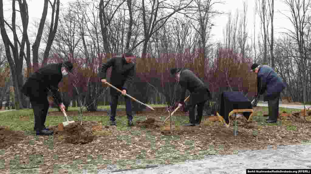 Під час церемонії присутні висадили &laquo;Сад пам&#39;яті&raquo;