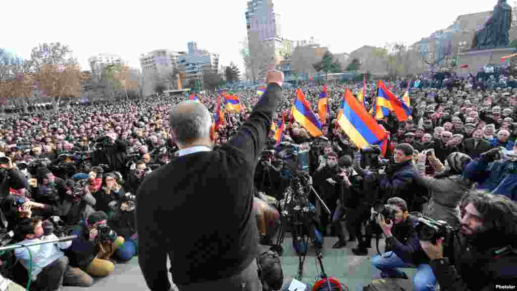 Hovhannisian Yerevanda etiraz aksiyası zamanı tərəfdarları arasında. 20 fevral 2013