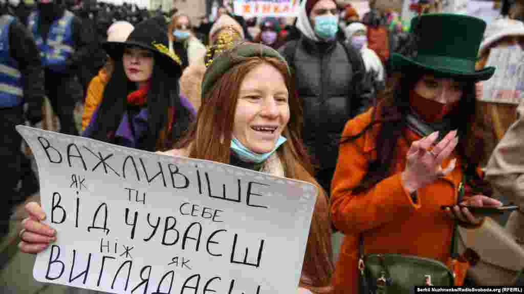 Серед іншого, також експерти стверджують, що сексистські стереотипи суттєво впливають на рівень насильства стосовно жінок