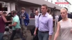 Navalny ayağa durub