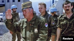 General Radko Mladic Sarayevo hava limanında. 06 avqust 1993