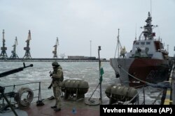 Корабль береговой охраны в Мариупольском морском порту, декабрь 2018 года