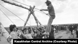 Катание на алтыбакане. Карагандинская область, 1988 год. Фото В.Петухова.