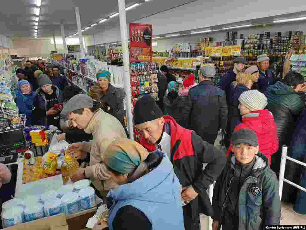 Кыргызстан, 15 марта: люди в очереди за продуктами в Караколе, четвертом по величине городе страны. Через три дня Кыргызстан сообщил о первых подтверженных случаях заражения COVID-19. По состоянию на 2 апреля в центральноазиатской стране выявили 116 случаев заражения, летальных исходов нет.