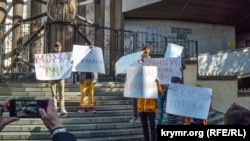 Альтернативный митинг у концертного зала «Юбилейный» в Ялте