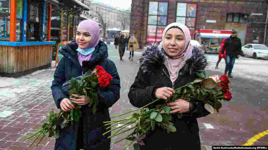 Непокрытыми оставляют лицо, кисти рук и ноги ниже щиколоток