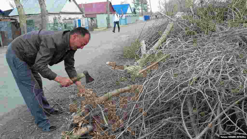 Ауыл тұрғыны Жаңабай Оспанов отын дайындап жатыр, ол тәулік бойы ошақтан от үзбейді. Үйдегі көмір тасқыннан кейін жарамсыз болып қалған. Тұрғын бұл жерден кеткісі келетінін айтады. - Бірақ отбасыма басқа баспана алуға қаржы жоқ, ал мына үйді енді ешкім сатып алмайды. Үй сататыным туралы хабарландыруды баяғыда беріп қойғам, алайда үй Чкалов ауылында екенін естігенде хабарласқан адам бірден телефонды қоя салады, өйткені бұл ауылды су басатынын жұрттың бәрі біледі. Билік бізге жәрдем берер деп қатты үміттенеміз, - дейді ол.