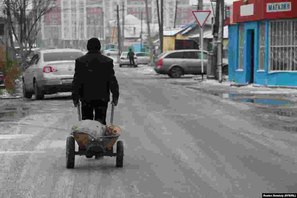 Көмір тасып жүрген адам. Тұрғындар үшін көмір &ndash; ең арзан отын. Себебі, Астанаға газ тартылмаған. Ал мазут, ғимарат жылытатын жанармай түрлері, электр қуаты көмірден қымбат.