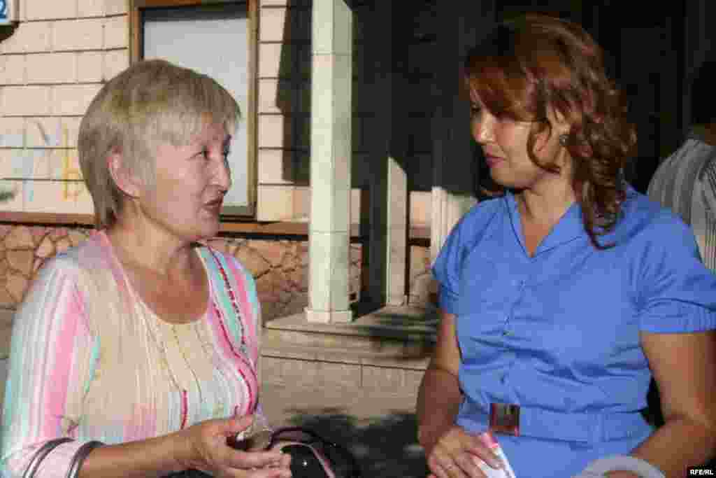 Kazakhstan - Raushan Esergepova, wife of arrested editor Ramazan Esergepov, (L) speaks to Dzhamila Dzhakisheva, wife of arrested top-manager Mukhtar Dzhakishev. Almaty, 15Jun2009 - Раушан Есергепова и Джамиля Джакишева беседуют после пресс-конференции с критикой в адрес КНБ. Алматы, 15 июня 2009 года. 