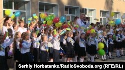 В прифронтовой Авдеевке после капитального ремонта открыли школу номер два