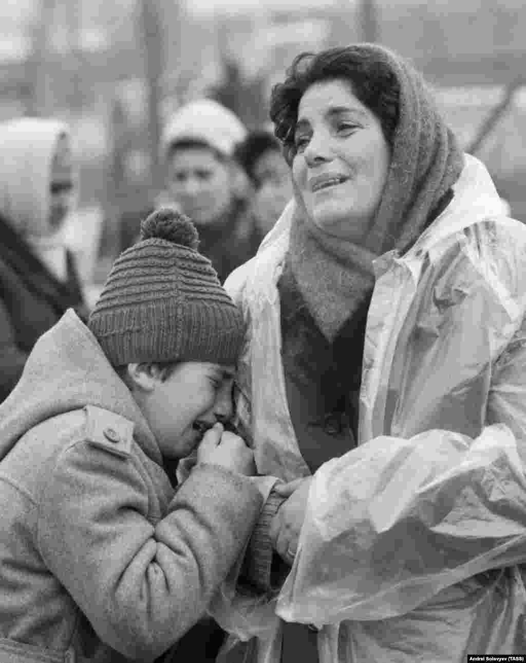 Плачущие местные жители у своего разрушенного дома. Прибывший Горбачев тогда заявил: &quot;За всю свою жизнь я не видел тысячной доли того страдания, которое увидел здесь&quot;.&nbsp;