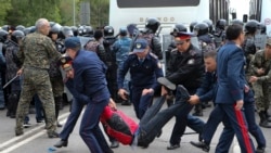 Задержания на антиправительственном митинге в день досрочных президентских выборов в Казахстане. Нур-Султан, 9 июня 2019 года.