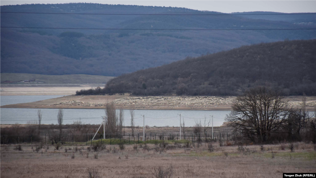 Раньше вода покрывала полностью эти крупные камни на берегу