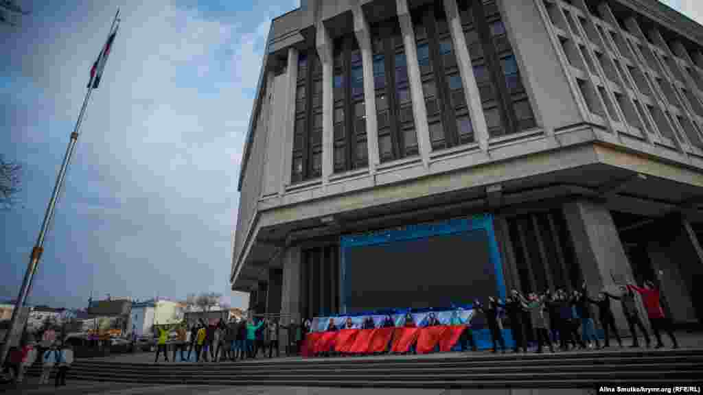 Артисты с флагом России во время танца