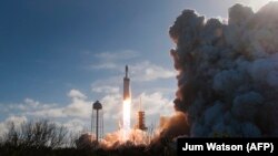 Запуск Falcon Heavy с космодрома Космического центра имени Кеннеди во Флориде, 6 февраля 2018 года