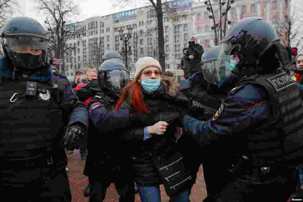 Мәскеудің Пушкин алаңында полиция демонстрация басталмай жатып-ақ адамдарды ұстауға көшкен.&nbsp;