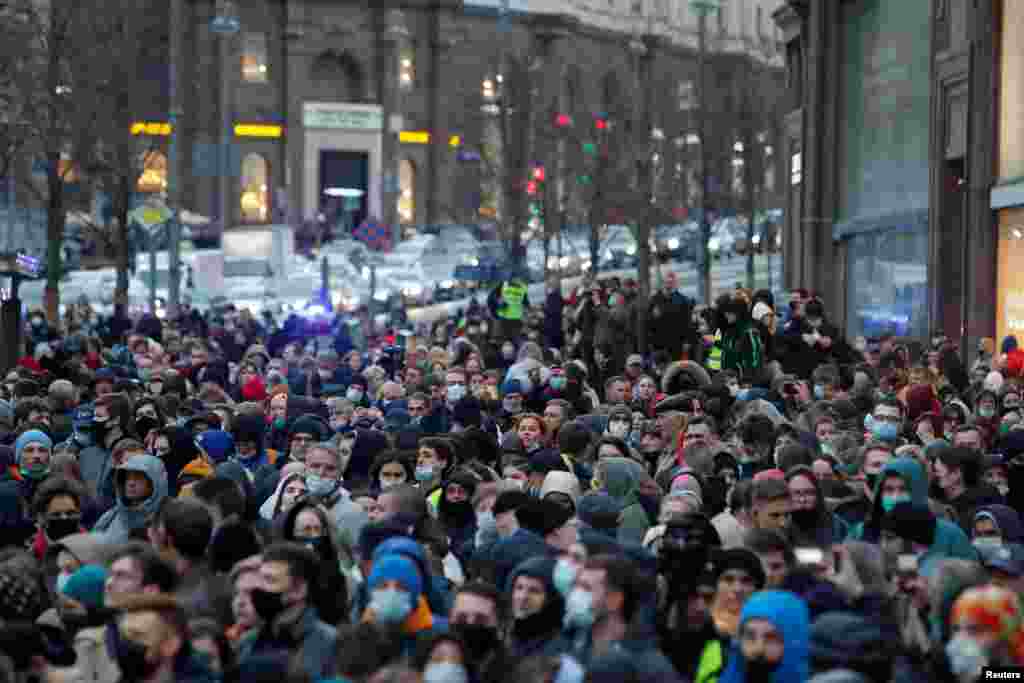 Протестувальники на Тверській вулиці в Москві. У Москві затримали 30 учасників протестів. Найбільше затриманих &ndash; у Петербурзі (806). На другому місці &ndash; Уфа, там були затримані 119 людей. Понад 50 затриманих &ndash; у Казані, Барнаулі, Сочі, Воронежі &nbsp;