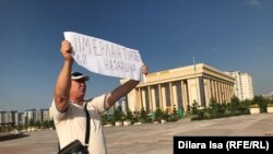 Житель Шымкента Нуржан Мухаммедов на одиночной акции протеста. 11 июля 2019 года.