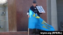 Сервер Караметов в годовщину депортации крымскотатарского народа. Симферополь, 18 мая 2017 года