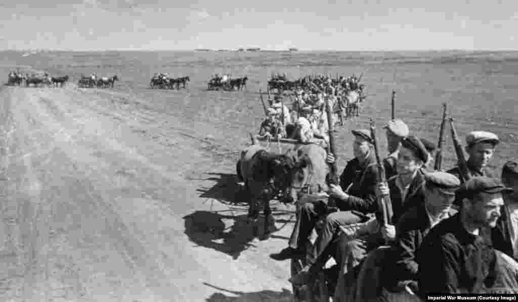 Советские граждане направляются на передовую, вооруженные винтовками Мосина &mdash; Нагана царских времен. &nbsp;