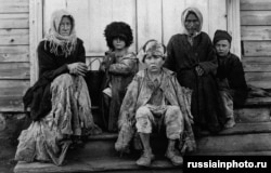 Голодающие жители Поволжья в 1920 году. Годом ранее Ленин в рамках политики «военного коммунизма» издал указ о принудительном изъятии излишков продовольствия у крестьян, чтобы прокормить армию и снабжать российские города.