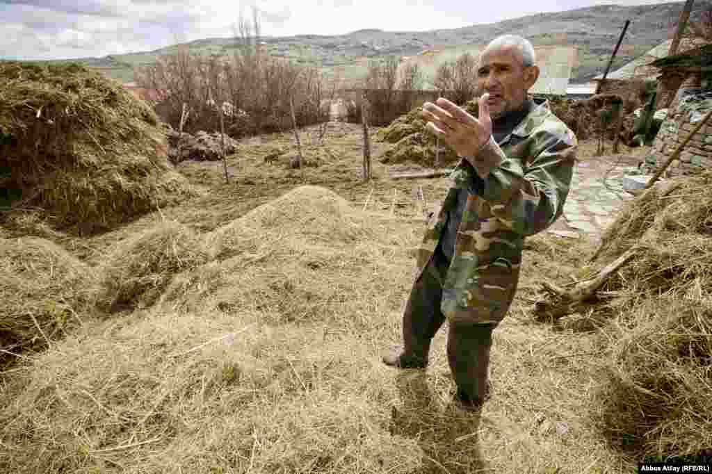 Kənd sakini Ağakişi Bələdiyyənin özbaşınalığından, torpaq islahatları zamanı onlara ayrılmış torpaq paylarından yaxşı istifadə üçün suni yaradılan maneələrdən gileylənir.