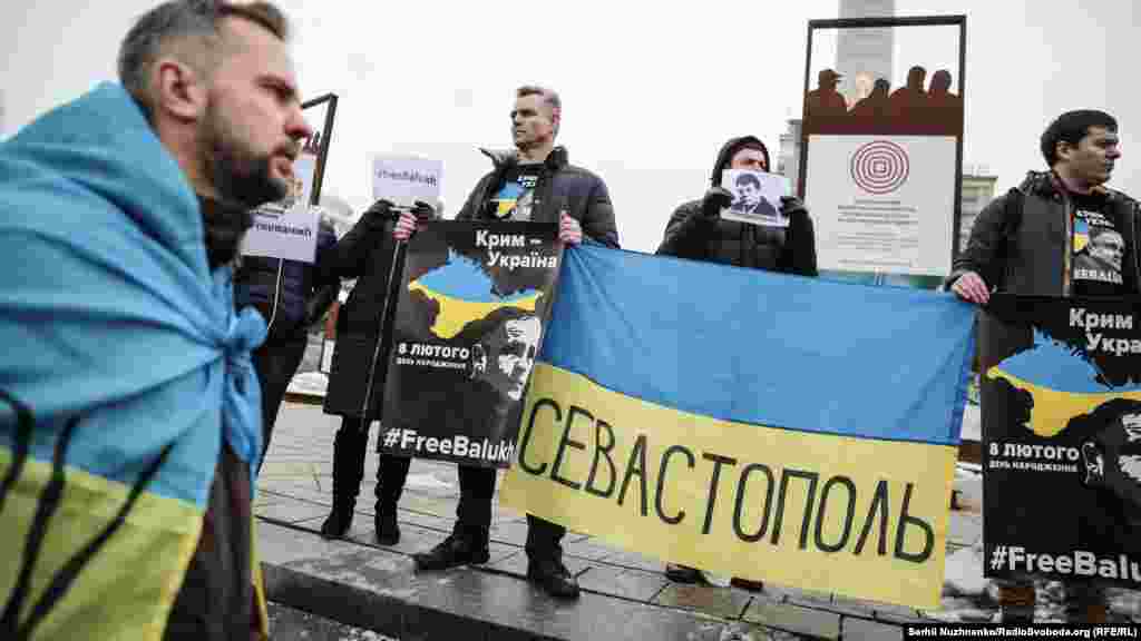 ФСБ Росії затримала Володимира Балуха 8 грудня 2016 року. Співробітники ФСБ стверджували, що знайшли на горищі його будинку 90 патронів і кілька тротилових шашок. Захист Балуха і правозахисники стверджують, що він став жертвою репресій за свою проукраїнську позицію&nbsp;&ndash; через прапор України на подвір&#39;ї його будинку