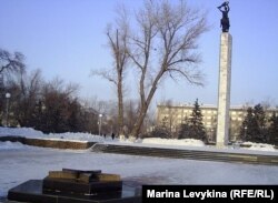 Погасший Вечный огонь в сквере Победы. Семей, 23 января 2012 года.