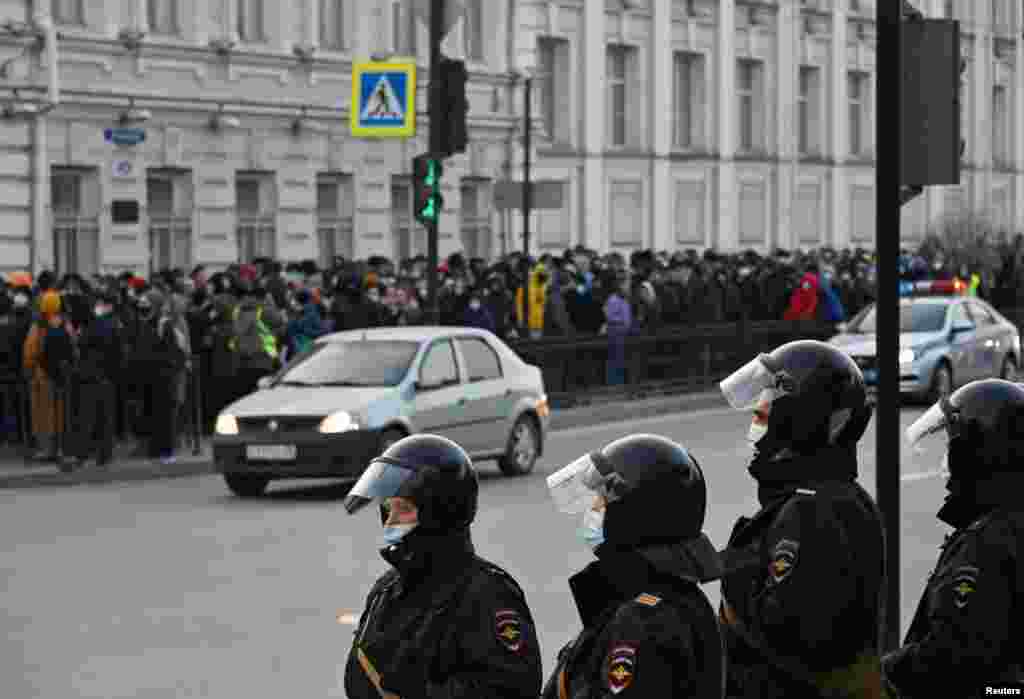 Поліція і протестувальники в Омську