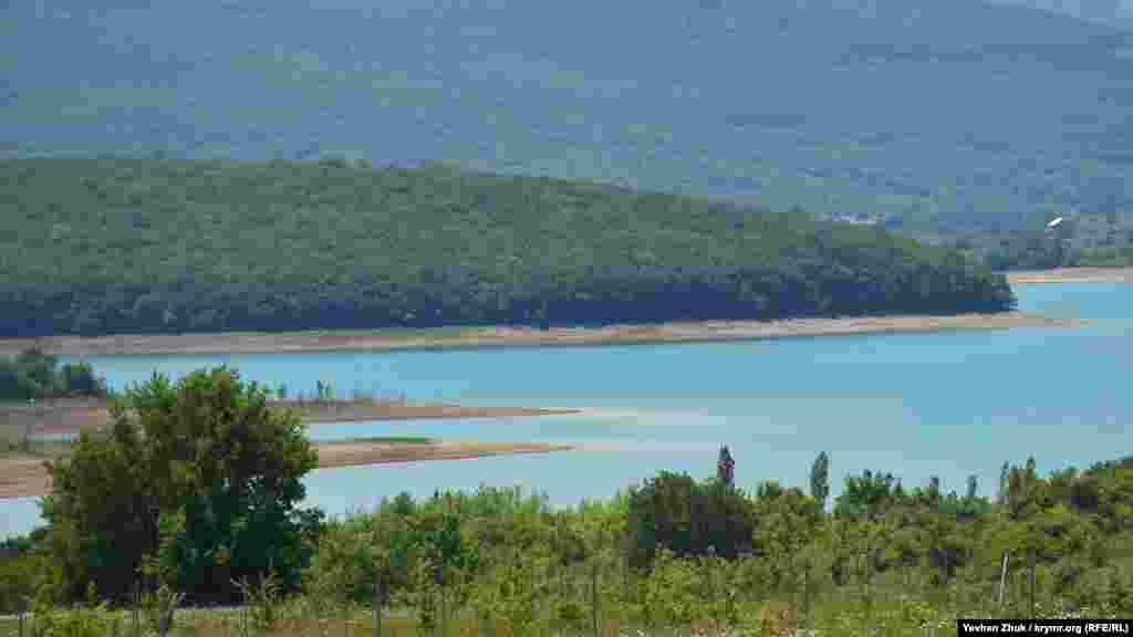 Чорноріченське водосховище &ndash; основне джерело водопостачання Севастополя &ndash;стрімко міліє. Російська влада запевняє, що водосховище заповнене наполовину і цього запасу місту вистачить до кінця літа. Місцеві жителі розповіли кореспондентові Крим.Реалії, що заявам місцевої влади не вірять. За спостереженнями севастопольців, зараз запас води складає близько 40% від загального об&#39;єму водосховища. Більше фото того, яким зараз є водосховище &ndash; тут