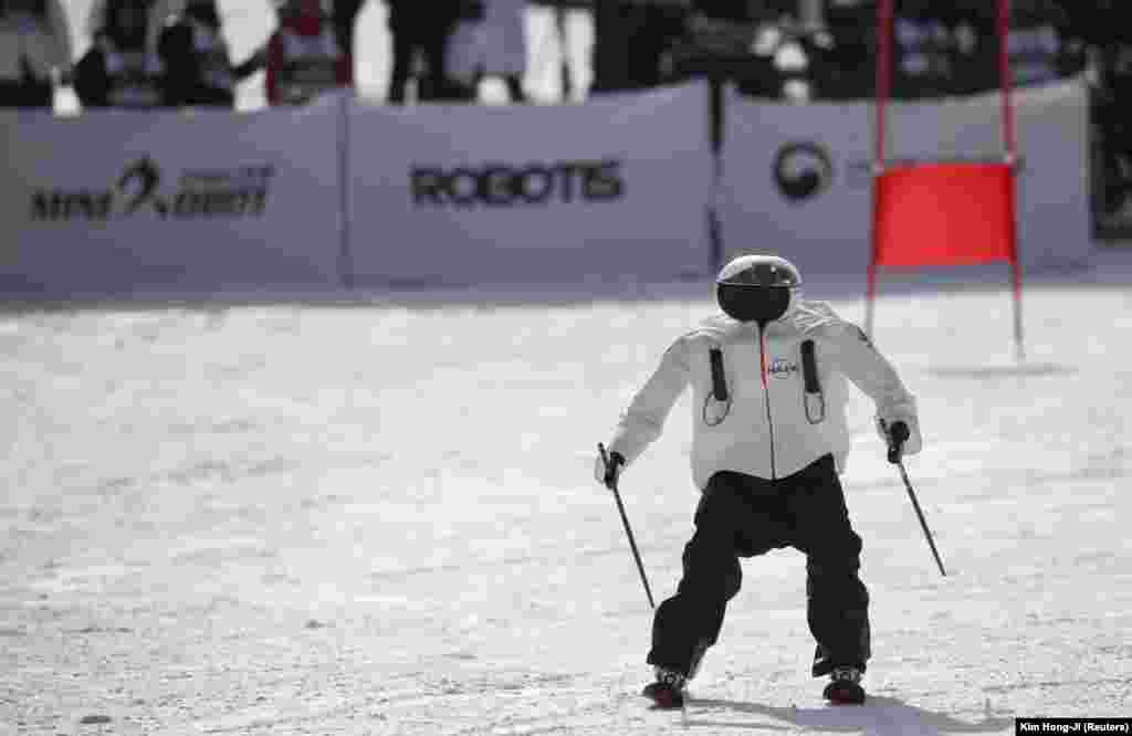 Робот принимает участие в соревнованиях Ski Robot Challenge на лыжном курорте Хенсенг в Южной Корее. Соревнования проводились параллельно с Олимпиадой в Пхенчхане