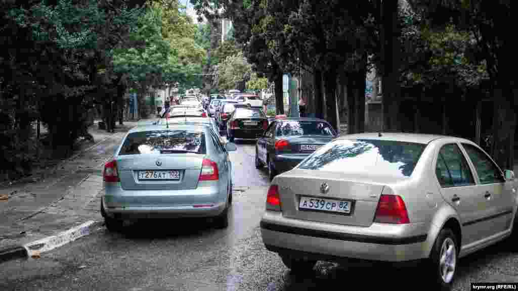 Дождь закончился &ndash; и Ялта встала в сплошной пробке. Центральные улицы заполонили колонны автомобилей. Передвигаться пешком&nbsp;&ndash; проще и быстрее